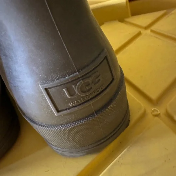 Ugg waterproof boot - Picture 3 of 5
